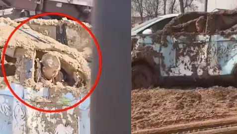 山东济宁老头乐-真是屎倒淋头了-导致拉粪车粪水喷涌而出-不遵守交通规则